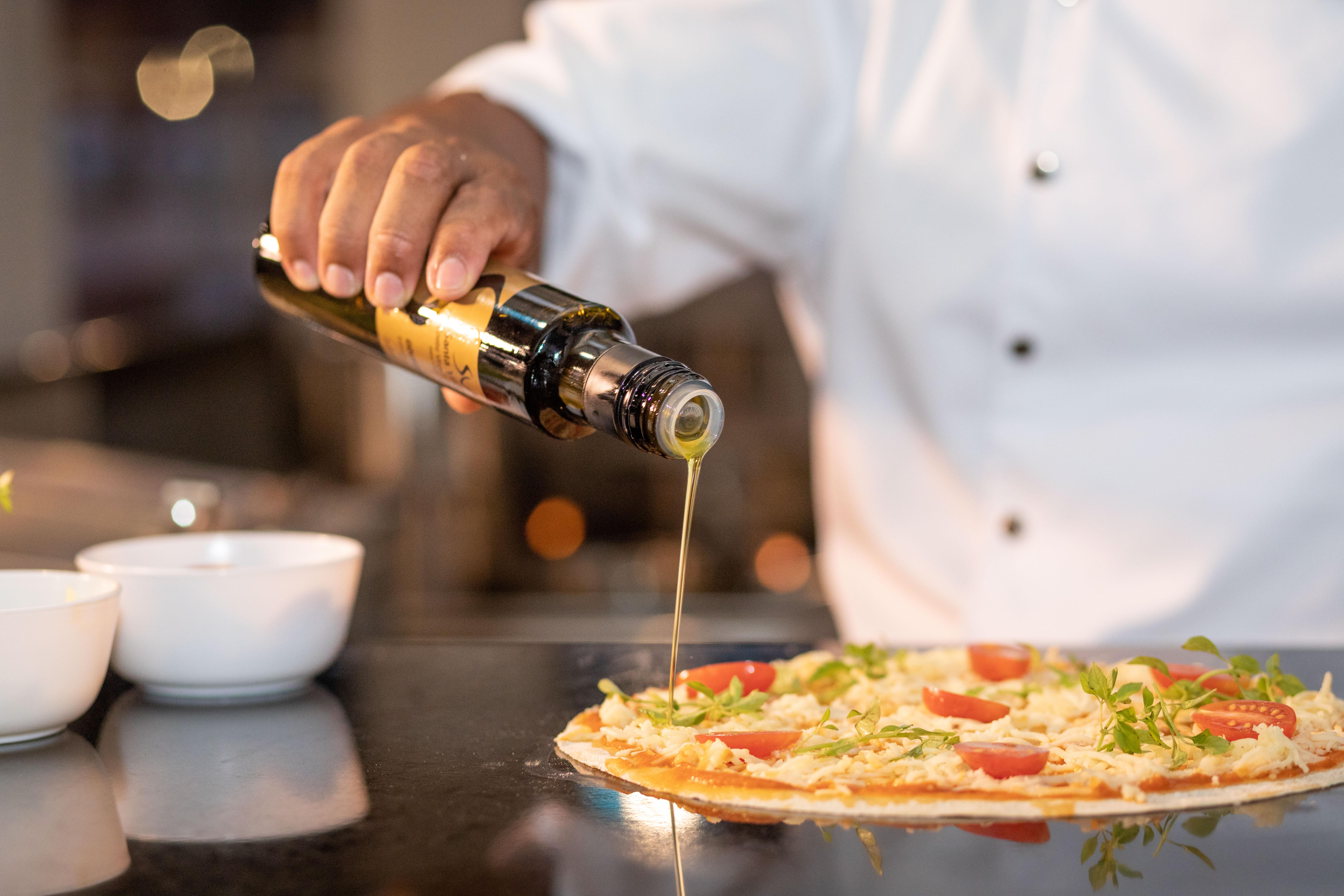 Vila Gale Resort Touros Exterior foto Olive oil being drizzled on a pizza