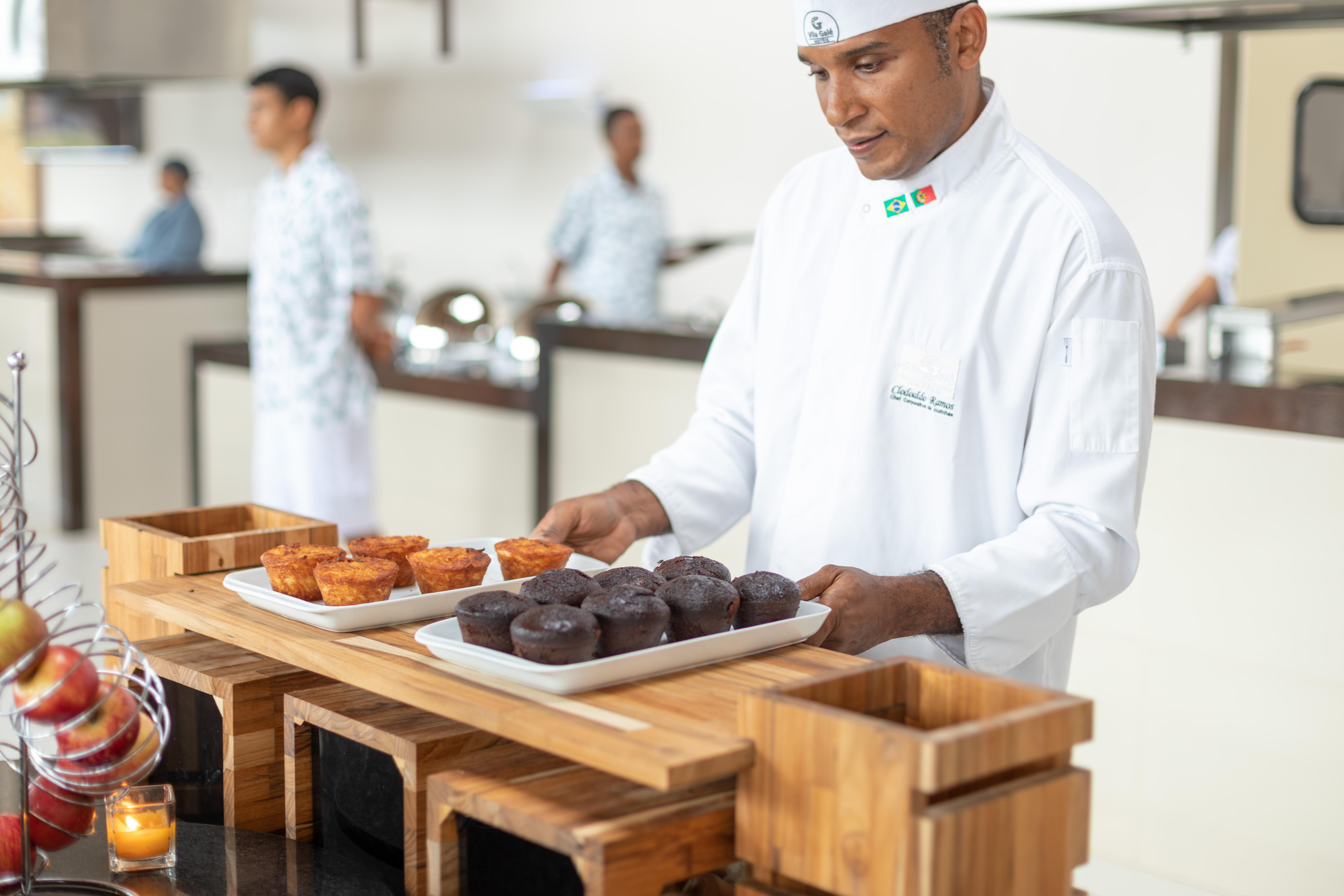Vila Gale Resort Touros Exterior foto A pastry chef at work