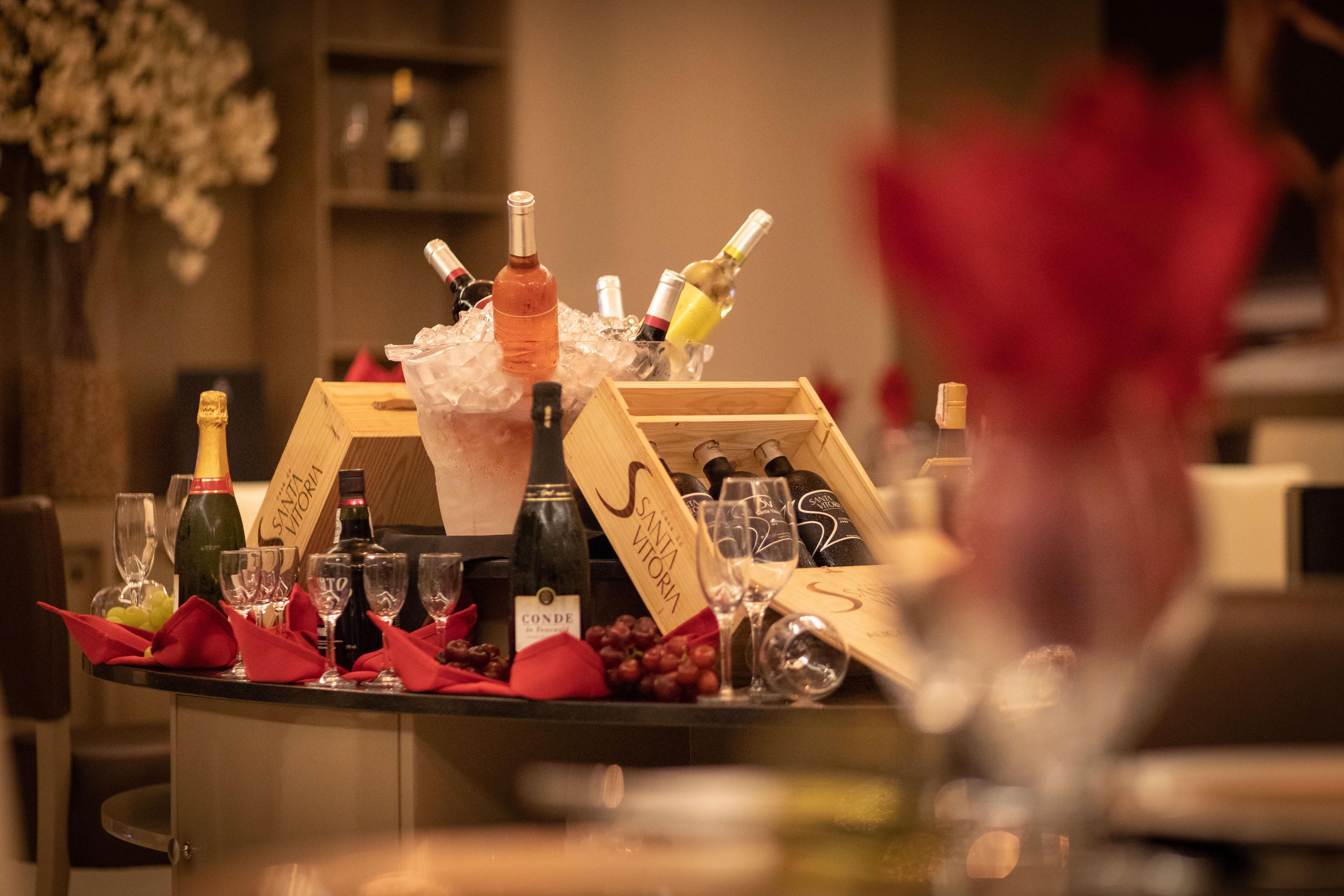 Vila Gale Resort Touros Exterior foto Champagne bottles in a champagne cooler