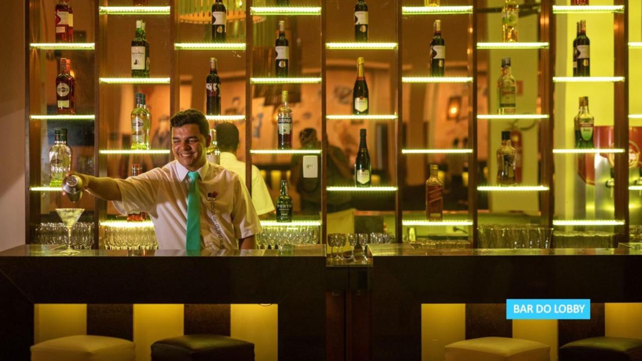 Vila Gale Resort Touros Exterior foto A bartender at work